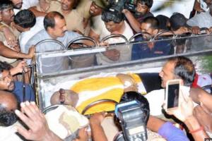 अलविदा करुणानिधि: राजाजी हॉल के बाहर समर्थक  बेकाबू , लाठीचार्ज में दो की मौत