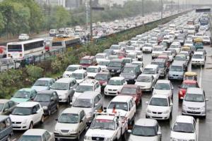 दिल्ली में रजिस्टर्ड वाहनों में हाई सिक्योरिटी नंबर प्लेट लगाना अनिवार्य