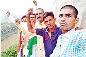 मुआवजा लेने को पानी की टंकी पर चढ़े किसान