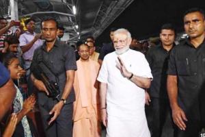 मोदी ने वाराणसी में रेलवे स्टेशन का औचक निरीक्षण कर चौंकाया