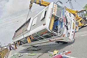 दिल्ली: डंपर की टक्कर से डीटीसी बस पलटी, 50 यात्री घायल