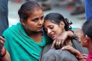 दुखों का टूटा पहाड़ व राजनीति