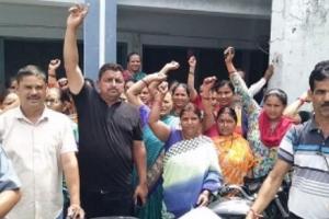 पेयजल संकट को लेकर लोगों का धरना प्रदर्शन