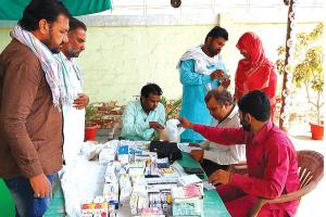 किक्करखेड़ा में मरीजों की निशुल्क जांच