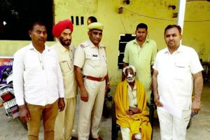 गुमशुदा मानसिक रूप से परेशान बजुर्ग व्यक्ति का सहारा बनी साध-संगत