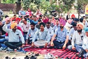 दफ्तर बचाओ संघर्ष कमेटी का धरना आठवें दिन भी जारी