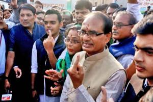 चुनाव : मप्र में 1 बजे तक 28% मतदान: मुख्य निर्वाचन अधिकारी जहां वोट डालने पहुंचे, वहीं खराब हुई मशीन
