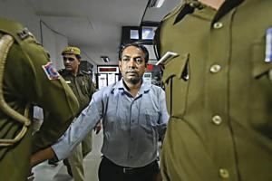 केजरीवाल पर मिर्च से हमला करने वाले शख्स के खिलाफ FIR दर्ज