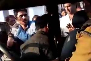 उत्तरप्रदेश : पुलिस की गाड़ी से उतारकर भीड़ ने युवक की पीट-पीटकर हत्या की, देखते रहे सिपाही