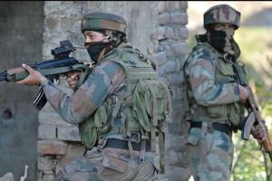 कश्मीर : स्नाइपर हमले में सेना के पोर्टर की जान गई, पुलवामा में जैश का आतंकी ढेर