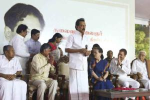 चेन्नई : करुणानिधि की प्रतिमा का अनावरण