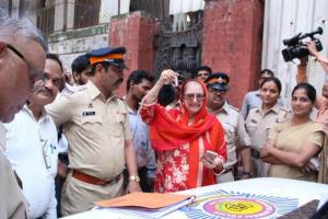 दिलीप कुमार की पत्नी ने मोदी से मांगी मदद, कहा- जेल से निकला भू-माफिया दे रहा धमकी