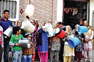 खाली बाल्टियां बजा कर किया रोष प्रदर्शन