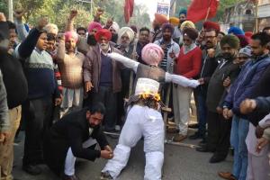 पंजाब यूटी इम्पलॉईज व पैंशनर एक्शन समिति ने किया पुतला फूंक प्रदर्शन