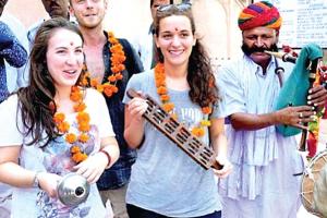 चुनाव भी आकर्षित कर रहे हैं विदेशी सैलानियों को
