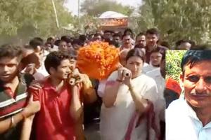 अमेठी में पूर्व प्रधान की हत्या: स्मृति ईरानी ने अर्थी को  दिया कंधा