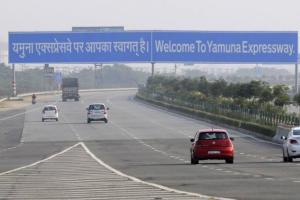 गौतमबुद्धनगर में यमुना एक्सप्रेस-वे पर बदमाश कैब लूटकर फरार