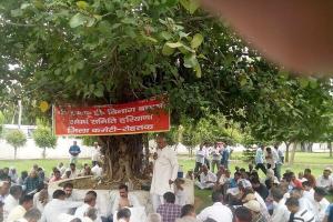 सरकार पर निजीकरण का लगाया आरोप, प्रदर्शन कर सौंपा ज्ञापन