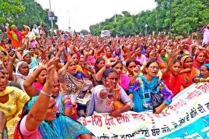 सीएम सिटी में मिड-डे-मील वर्करों का फूटा गुस्सा