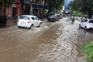 भारी बरसात से जलथल हुई सीएम सिटी