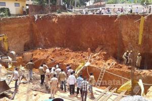 सीकर में निर्माणाधीन कॉम्प्लेक्स की दीवार ढहने से एक दर्जन लोग दबे