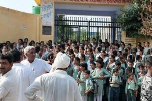 मिताथल के सरकारी स्कूल पर छात्राओं ने जड़ा ताला