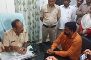 आप के कार्यकर्ता ने स्ट्रांग रूम में घुसकर ईवीएम के साथ वीडियो बनाकर फेसबुक पर डाली