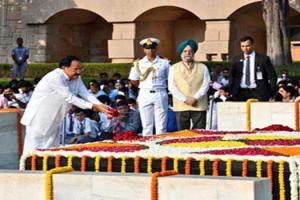 कोविंद, नायडू और मोदी ने अर्पित की महात्मा गांधी को पुष्पांजलि
