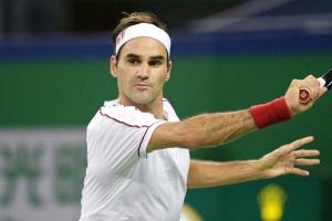 टेनिस: दो बार के चैम्पियन फेडरर शंघाई मास्टर्स के क्वार्टरफाइनल में; जोकोविच, थिएम जीते