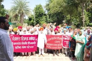 मांगों को लेकर सड़कों पर उतरे चतुर्थ श्रेणी कर्मचारी