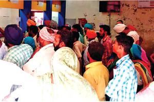 कई सेवा केंद्र बंद, लोग परेशान