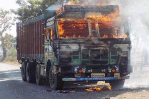ट्रक में आग लगाने मामले में पचास से अधिक लोगों पर प्रकरण दर्ज