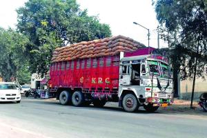 सावधान! सड़कों पर मौत के दूत बन कर घूम रहे ओवरलोड वाहन
