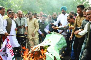 लुधियाना : जीएसटी व नोटबंदी के खिलाफ सड़कों पर उतरी कांग्रेस