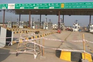 टोल टैक्स पर सियासी घमासान