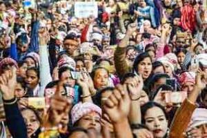 साम्प्रदायिक राजनीति की बजाय भारतीय पहचान पर हो जोर