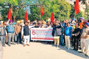 पटियाला : कर्मचारियों ने घेरा वित्त कार्यालय, 3 घंटे तक किया रोड जाम