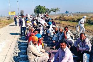 फिरोजपुर : किसानों ने रेलवे ट्रैक जाम कर दिया धरना, कई ट्रैनें रद्द