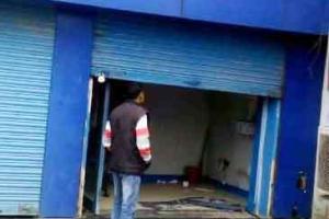 ATM Robbery: 17 लाख से भरी एटीएम मशीन उखाड़ ले गए नकाबपोश
