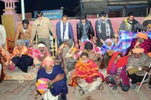 कड़ाके की ठंड में जरूरतमंदों को बांटे कम्बल, ओढ़ाई स्नेह की चादर