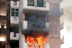 Fire: सोसायटी के फ्लैट में लगी भीषण आग