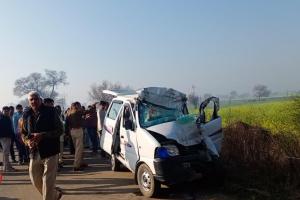 खड़े ट्रक से टकराई इको, 6 की मौत