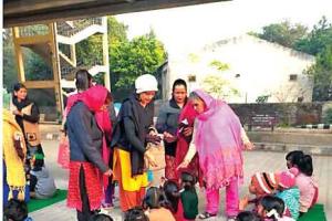 यूथ वीरांगनाओं ने जरूरतमंद बच्चों को बांटी जुराबें व टोपियां