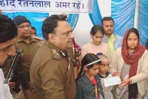 शहीद के परिजनों को 62 लाख रुपए के चेक सुपुर्द किए