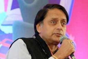 महात्मा गांधी के बारे में हेगड़े के बयान की थरूर ने की निंदा