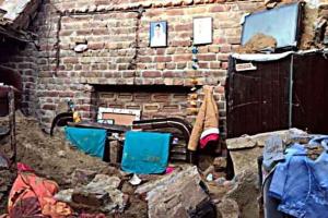 मकान की छत गिरने से परिवार के चार सदस्यों की मौत