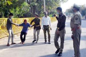 पुलिस की सख्ती के बाद घरों में घुसे लोग