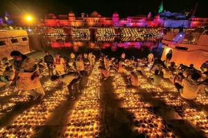 दीये जलाने की प्रेरणा से कोरोनामुक्ति का संकल्प