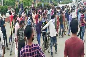 प्रवासियों की उमड़ी भीड़ से सोशल डिस्टेंसिंग की उड़ी धज्जियां
