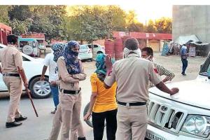 लॉकडाऊन के नियमों का उल्लंघन करने पर पुलिस ने काटे वाहनों के चालान